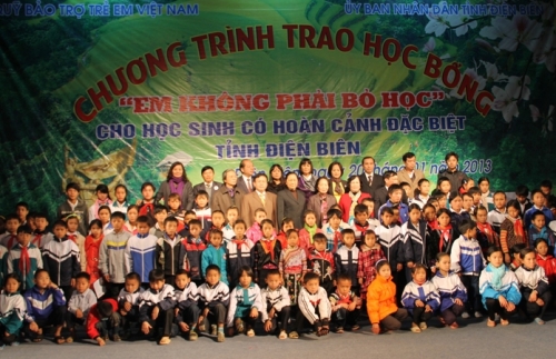 Phó Chủ tịch nước Nguyễn Thị Doan trao học bổng cho trẻ em nghèo tỉnh Điện Biên