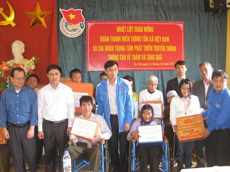 Đoàn Thanh niên Thống tấn xã Việt Nam tặng quà 3 chiếc xe lăn tại Trung tâm bảo trợ xã hội tỉnh