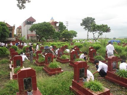 Mỹ Hào ra quân tình nguyện tu sửa làm đẹp nghĩa trang liệt sỹ huyện
