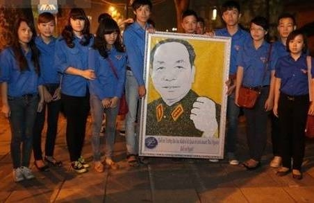 5000 sinh viên Thái Nguyên lăn vân tay tạo chân dung Đại tướng Võ Nguyên Giáp