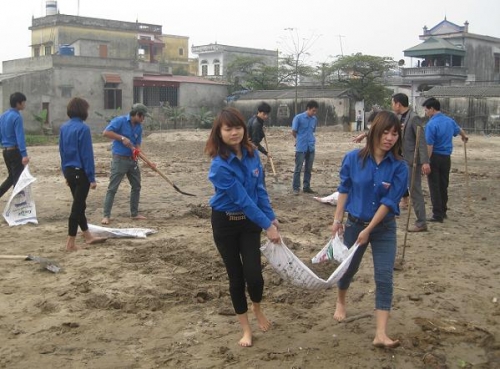 Đoàn xã Dạ Trạch khởi động Năm thanh niên tình nguyện năm 2014 gấp rút hoàn thành Công trình thanh niên "Nâng cấp sân vận động"