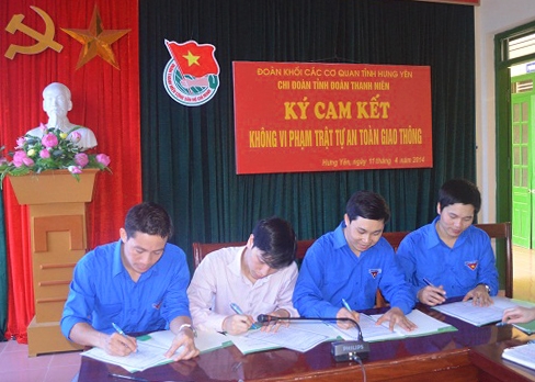 Chi Đoàn tỉnh Đoàn tổ chức ký cam kết không vi phạm trật tự ATGT