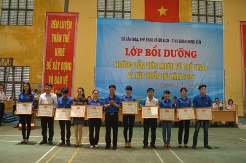 Tỉnh Đoàn – Sở VH,TT&DL tỉnh Trao Bằng khen cho 10 học viên xuất sắc khóa học huấn luyện viên khiêu vũ thể thao và tập huấn hè