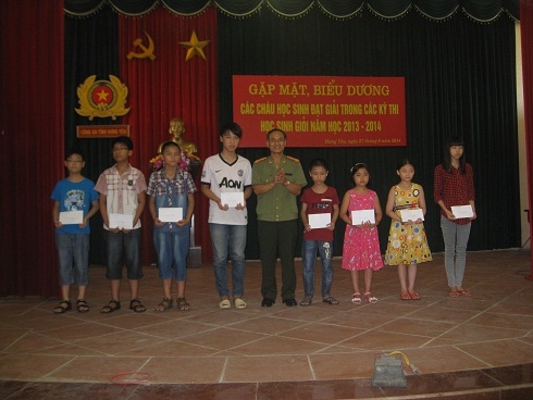 Đoàn thanh niên Công an tỉnh tổ chức gặp mặt, biểu dương và tặng quà  các cháu học sinh giỏi năm học 2013- 2014