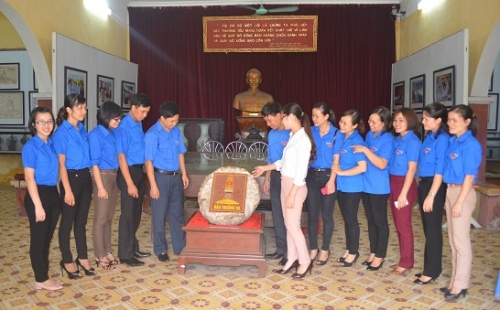Chi Đoàn tỉnh Đoàn tham quan triển lãm trưng bày hiện vật "Hoàng Sa, Trường Sa của Việt Nam - Những bằng chứng lịch sử"