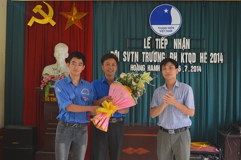 Đội Sinh viên tình nguyện Hội đồng hương Hưng Yên  trường Đại học kinh tế quốc dân về tình nguyện tại xã Hoàng Hanh