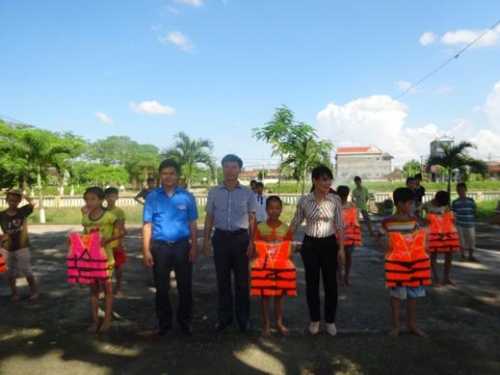 Huyện Đoàn Phù Cừ khai giảng lớp dạy bơi cho trẻ em hè năm 2014