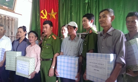 Chi đoàn Phòng Cảnh sát Quản lý hành chính về trật tự xã hội  thực hiện chiến dịch tình nguyện hè 2014 tại huyện Kim Động