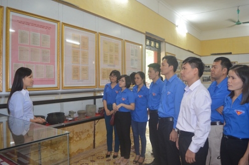 Chi đoàn tỉnh Đoàn tham quan triển lãm trưng bày chuyên đề "45 năm thực hiện Di chúc Chủ tịch Hồ Chí Minh"