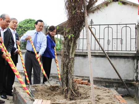 Phó Bí thư Tỉnh ủy Đỗ Tiến Sỹ dự ngày hội đại đoàn kết toàn dân tộc tại khu dân cư Phù Ủng