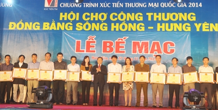 Hội chợ công thương Đồng bằng sông Hồng – Hưng Yên 2014: Thu hút gần 3 vạn lượt khách tham quan, mua sắm