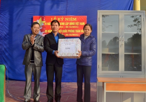 Hội đồng Đội Tỉnh trao tặng "Tủ sách học đường" tại Trường THCS Hoàng Hanh, thành phố Hưng Yên