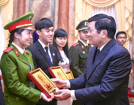 Chủ tịch nước Trương Tấn Sang gặp mặt sinh viên tiêu biểu