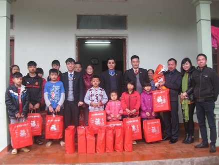 Chi đoàn Ủy ban nhân dân tỉnh tặng quà người nghèo