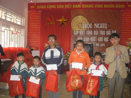 Thành đoàn Hưng Yên tổ chức chương trình “Xuân yêu thương”  tặng quà, bảo trợ cho trẻ em nghèo