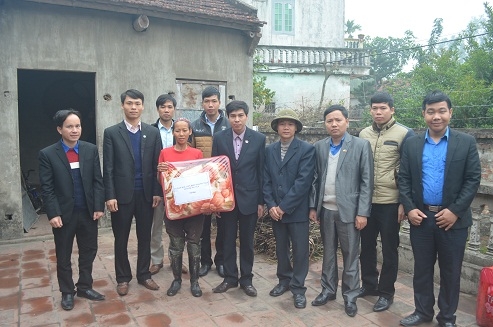 Hội Liên hiệp thanh niên Việt Nam tỉnh tặng quà người nghèo