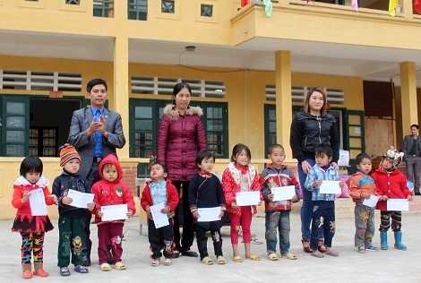 Huyện Đoàn Văn Giang: thăm, tặng quà trẻ em có hoàn cảnh khó khăn tại Hoàng Su Phì - Hà Giang