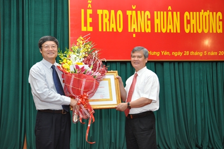 Trao Huân chương Lao động hạng Nhì tặng ông Nguyễn Khắc Hào, Phó Bí thư Thường trực Tỉnh ủy Hưng Yên