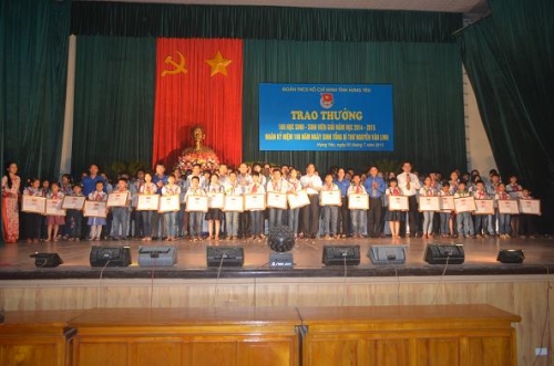 Ban Thường vụ tỉnh Đoàn tổ chức dâng hoa Tổng Bí thư Nguyễn Văn Linh và trao thưởng 100 học sinh – sinh viên giỏi năm học 2014 - 2015