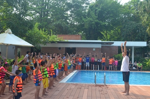 Văn Giang: khai mạc lớp học bơi cho trẻ em hè 2015