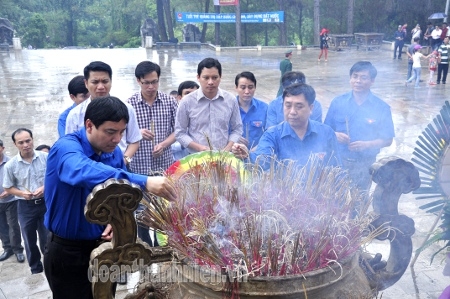 Ban Bí thư Trung ương Đoàn đặt hoa, dâng hương tại nghĩa trang liệt sỹ Quốc gia Trường Sơn