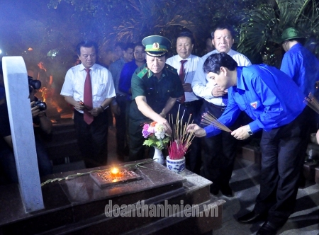 Thắp sáng ngọn nến tri ân các anh hùng liệt sĩ tại tỉnh Quảng Trị