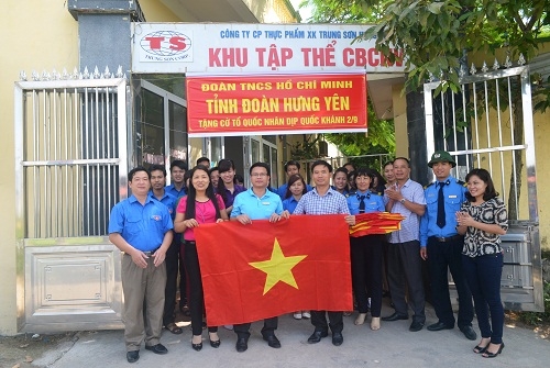 Thường trực Tỉnh đoàn thăm, tặng cờ Tổ quốc cho thanh niên công nhân  tại các khu công nghiệp