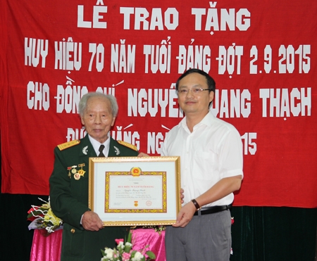 Phó Bí thư Thường trực Tỉnh ủy Đỗ Tiến Sỹ trao tặng Huy hiệu 70 năm tuổi Đảng tại huyện Tiên Lữ