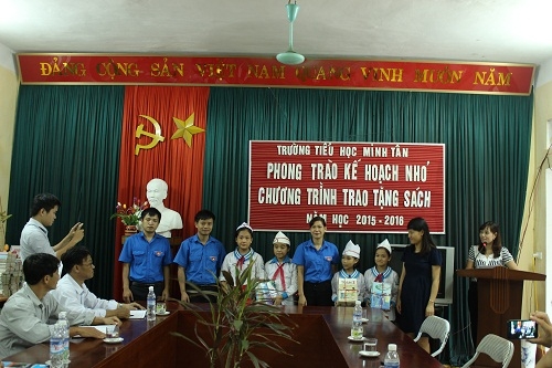 Huyện Đoàn Phù Cừ  - Văn Giang tổ chức chương trình “Trao tặng sách truyện cho bạn” năm học 2015 - 2016