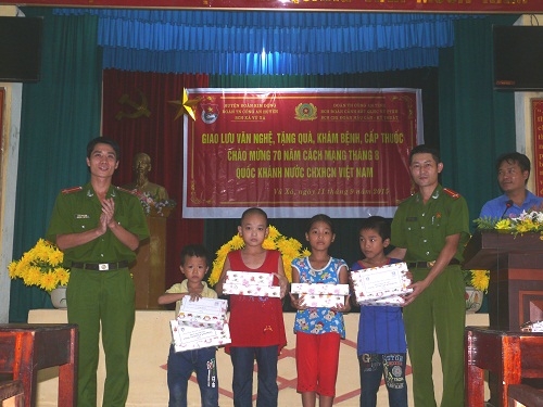 Đoàn thanh niên Công an tặng quà, thăm khám bệnh tại Kim Động