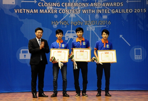 Xe lăn tích hợp khả năng cứu hộ giành giải nhất Cuộc thi “Nhà sáng tạo trẻ Việt Nam với Intel Galileo” năm 2015