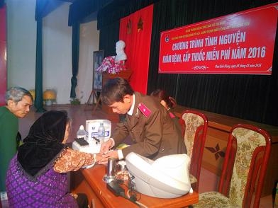 Đoàn Thanh niên Công an tỉnh khám bệnh và  cấp phát thuốc miễn phí tại xã Phan Đình Phùng