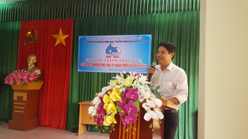 Hội Liên hiệp thanh niên Việt Nam tỉnh thăm, tặng quà và cắt tóc miễn phí tại Trung tâm Bảo trợ Xã hội tỉnh.