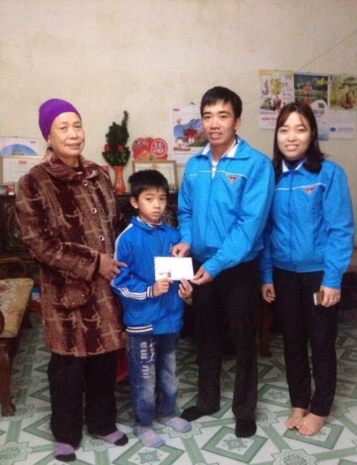 Huyện Đoàn Kim Động tổ chức thăm, tặng quà cho học sinh nghèo  vượt khó học giỏi nhân dịp Tết Nguyên đán Đinh Dậu 2017