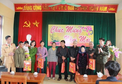 Huyện Đoàn Phù Cừ phối hợp với Đoàn Thanh niên Công an tỉnh tặng quà gia đình chính sách nhân dịp Tết Đinh Dậu 2017