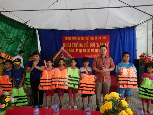 Huyện Đoàn Tiên Lữ tổ chức lớp dậy bơi miễn phí cho thanh thiếu nhi dịp hè năm 2017