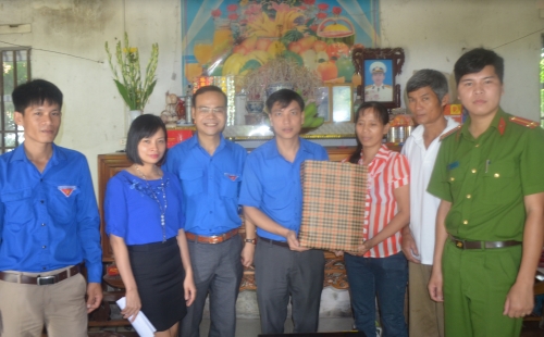 Tỉnh đoàn và Đoàn thanh niên cụm Trung tâm tỉnh tổ chức đi thăm, tặng quà các gia đình chính sách