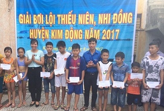 Kim Động tổ chức giải bơi các nhóm tuổi thiếu niên, nhi đồng hè năm 2017
