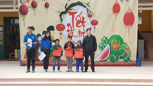 Huyện đoàn Tiên Lữ phối hợp với Hội đồng hương trường Đại học       kinh tế quốc dân Hà Nội tổ chức chương trình Tết yêu thương