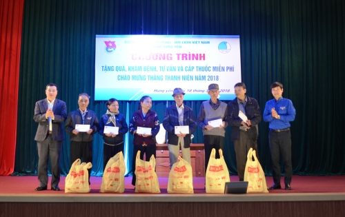 Hội Liên hiệp thanh niên Việt Nam tỉnh tặng quà, khám bệnh, tư vấn  và cấp thuốc miễn phí