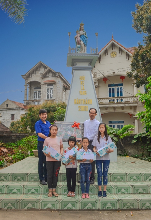Ban Thường vụ Tỉnh đoàn, Hội Liên hiệp thanh niên Việt Nam tỉnh tặng quà các em thiếu nhi nhân dịp Lễ phục sinh năm 2018