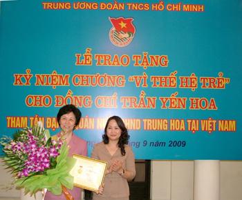 Ban Bí thư Trung ương Đoàn trao tặng Kỷ niệm chương “Vì thế hệ trẻ” cho Bà Trần Yến Hoa Tham tán Đại sứ quán nước CHND Trung Hoa tại Việt Nam