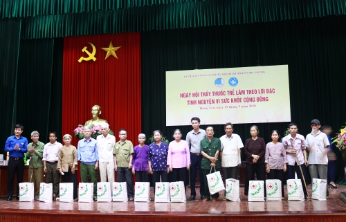 Hội Liên hiệp thanh niên Việt Nam tỉnh tổ chức  Chương trình “Ngày hội Thầy thuốc trẻ làm theo lời Bác  tình nguyện vì sức khỏe cộng đồng năm 2018”