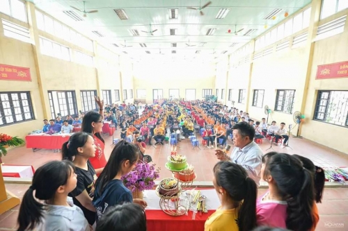 Đoàn trường THPT Dương Quảng Hàm, Huyện Văn Giang tổ chức Lễ trưởng thành "Khi tôi 18 - Tri ân thầy cô" năm học 2017 - 2018.