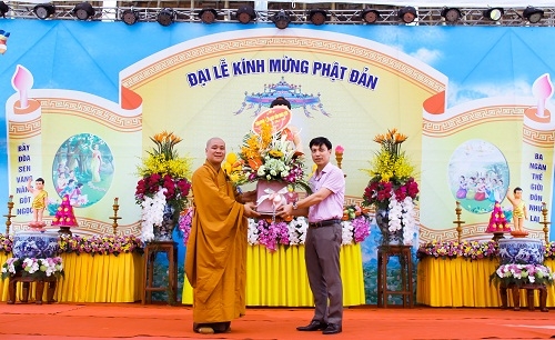 Ban Thường vụ Tỉnh đoàn, Hội Liên hiệp thanh niên Việt Nam tỉnh Hưng Yên tổ chức thăm, tặng quà nhân dịp Đại lễ Phật đản 2018