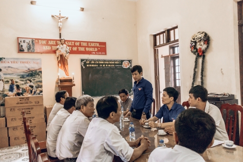 Ban Thường vụ Tỉnh đoàn, Hội Liên hiệp thanh niên Việt Nam tỉnh Hưng Yên tổ chức giao lưu thể thao, thăm, tặng quà  thiếu niên giáo xứ Đan Chàng, huyện Ân Thi