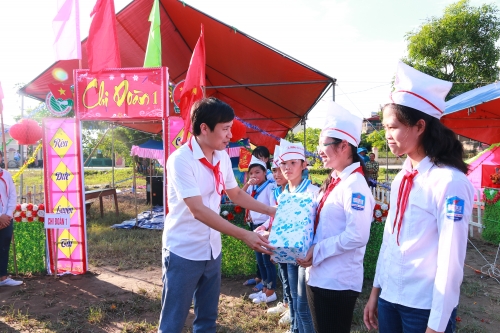 Phó Bí thư Thường trực Tỉnh đoàn Nguyễn Tuấn Phong  dự Hội trại hè thanh thiếu nhi xã Thuần Hưng