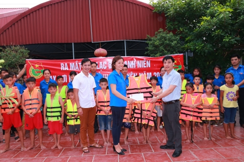 Tỉnh đoàn tặng áo phao cho “Câu lạc bộ dạy bơi miễn phí” tỉnh Hưng Yên năm 2018