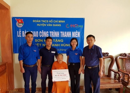Huyện đoàn Văn Giang bàn giao công trình thanh niên sơn nhà tặng Mẹ Việt Nam anh hùng