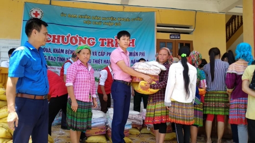 Huyện đoàn Khoái Châu tổ chức tặng quà ủng hộ đồng bào ảnh hưởng bởi mưa lũ năm 2018 tại huyện Văn Yên, tỉnh Yên Bái